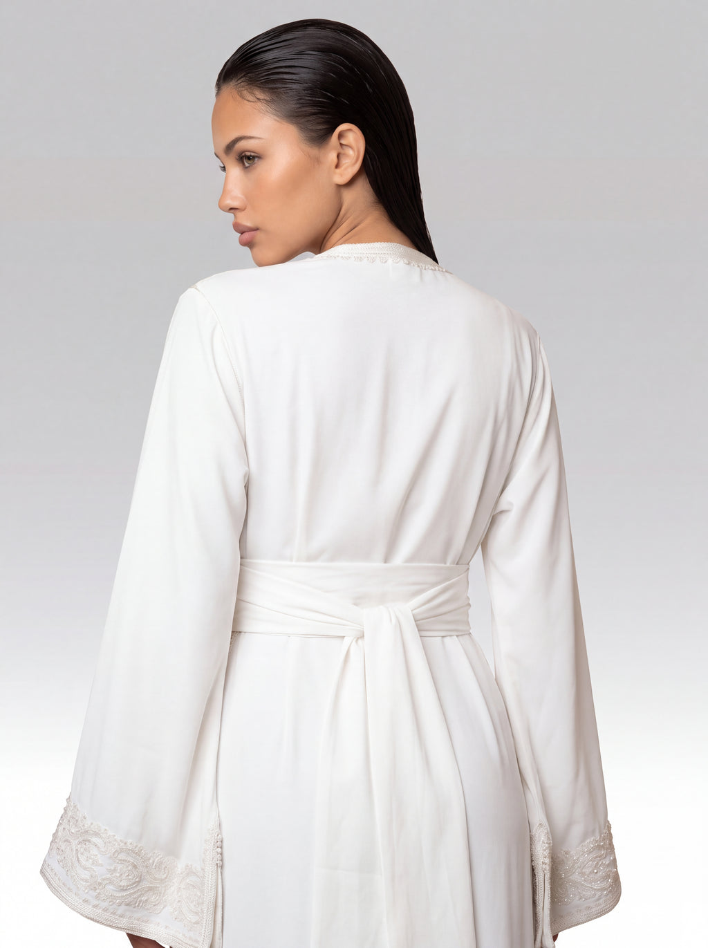 Caftan Blanc Givre - Caftan marocain traditionnel de fête en crêpe mat blanc • broderie au cordonnet et perlage (sans dentelle), vue de dos montrant la coupe et le tombé fluide du tissu confectionné à Fès - Caftan Paris