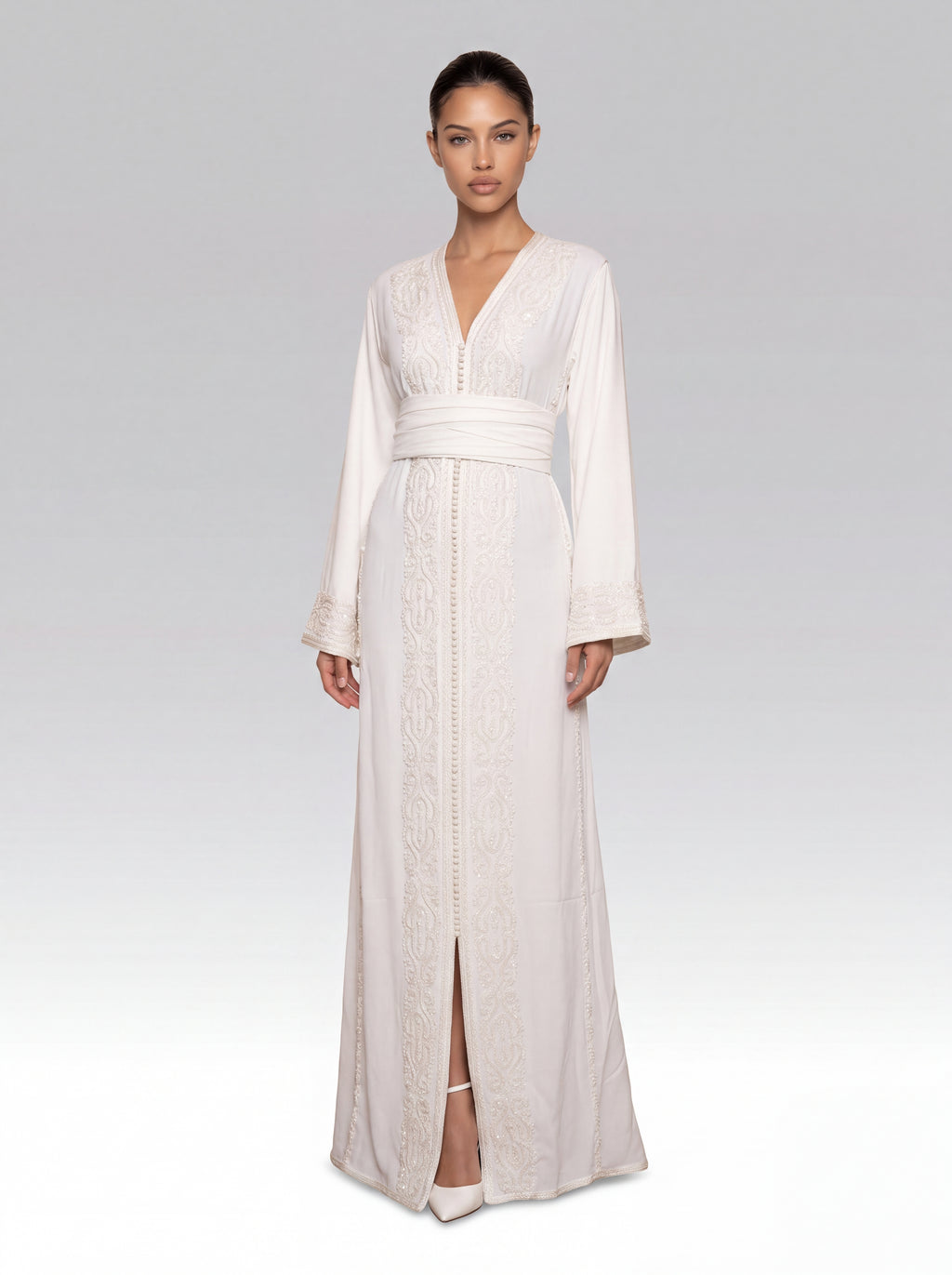 Caftan Blanc Givre - Caftan marocain traditionnel de fête en crêpe mat blanc • broderie au cordonnet et perlage (sans dentelle), silhouette complète portée de face avec ceinture assortie confectionné à Fès - Caftan Paris