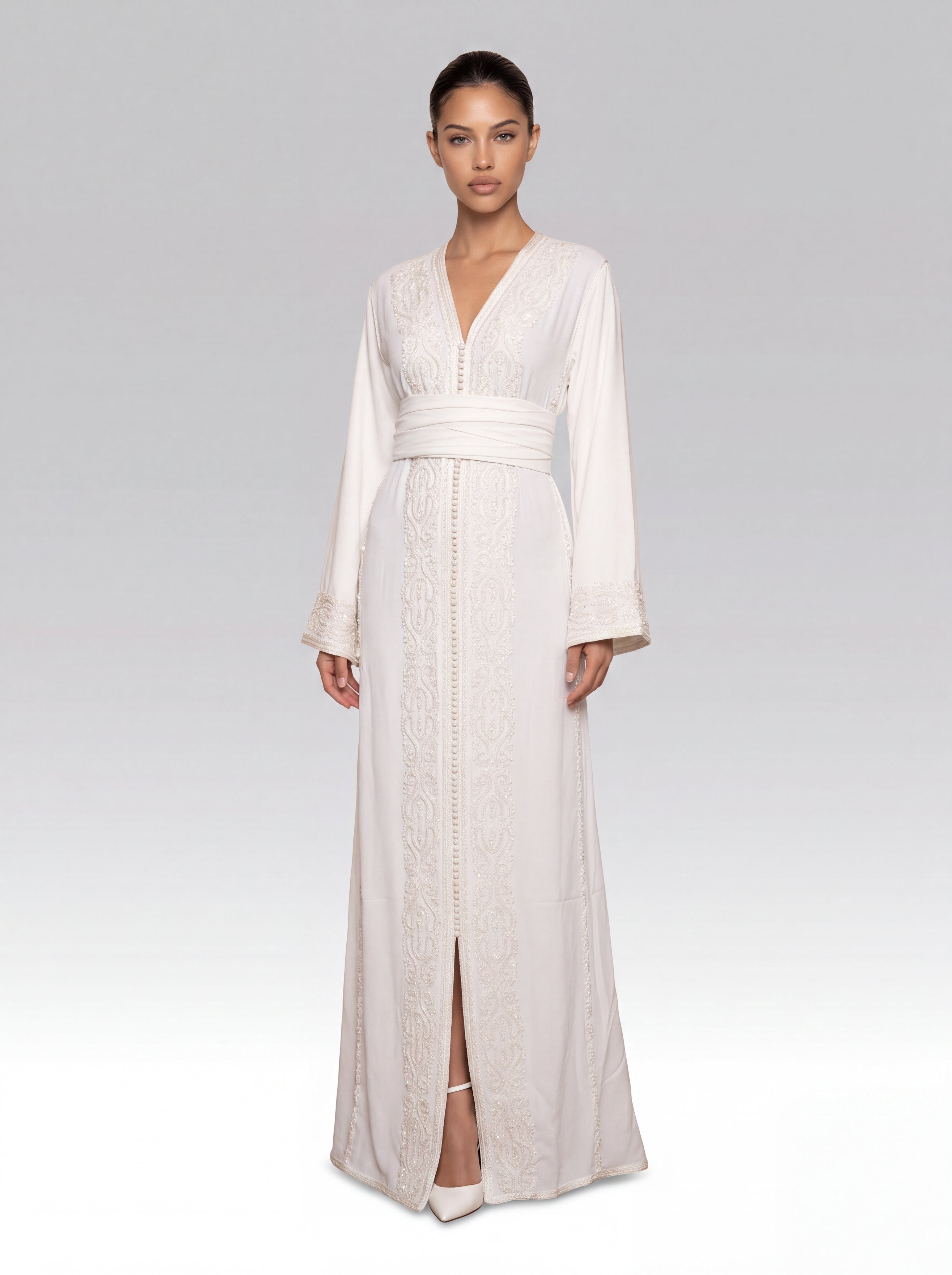 Caftan Blanc Givre - Caftan marocain traditionnel de fête en crêpe mat blanc • broderie au cordonnet et perlage (sans dentelle), silhouette complète portée de face avec ceinture assortie confectionné à Fès - Caftan Paris