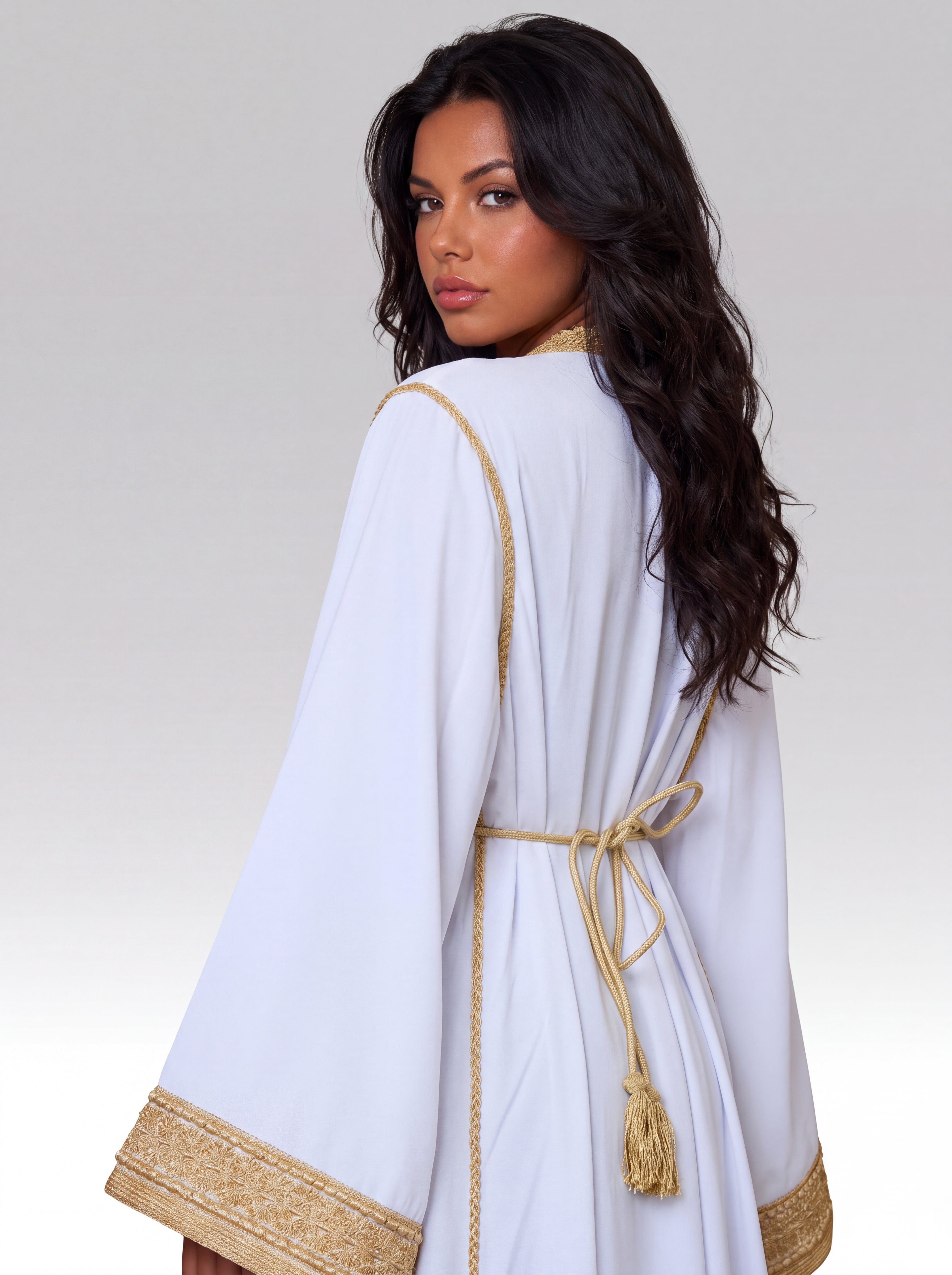 Caftan Blanc Solaire - Caftan marocain traditionnel de fête en crêpe fluide • galon doré plat épuré, silhouette complète portée de face avec ceinture assortie confectionné à Fès - Caftan Paris