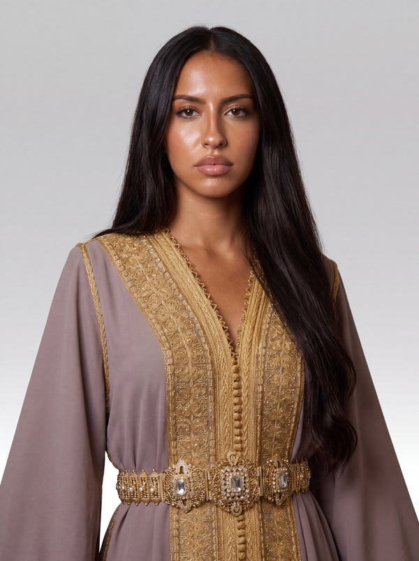 Caftan Parme Agate - Caftan marocain traditionnel de fête en crêpe fluide • galon doré plat épuré, vue rapprochée sur les broderies artisanales et finitions à la main confectionné à Fès - Caftan Paris