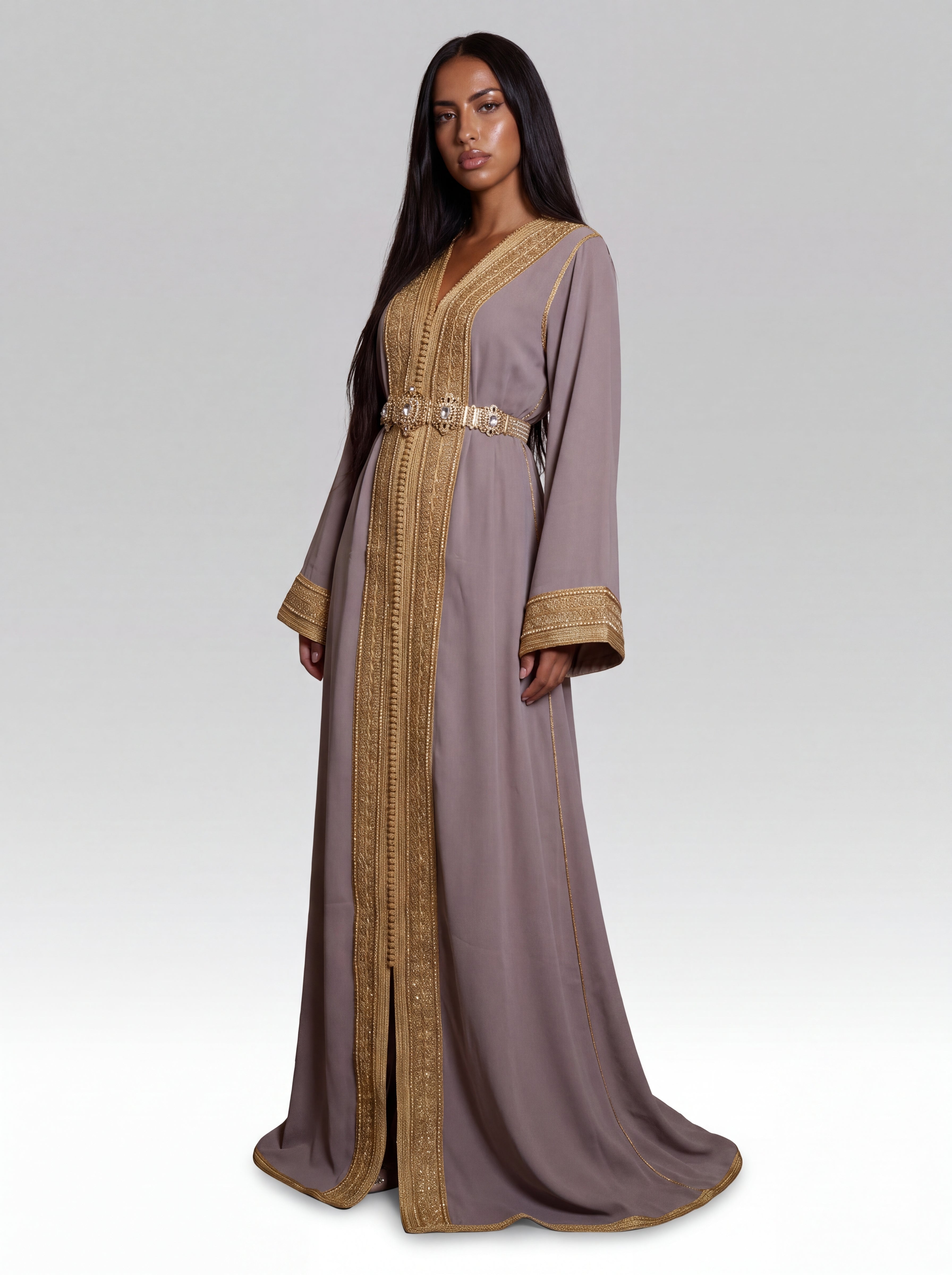 Caftan Parme Agate - Caftan marocain traditionnel de fête en crêpe fluide • galon doré plat épuré, silhouette complète portée de face avec ceinture assortie confectionné à Fès - Caftan Paris