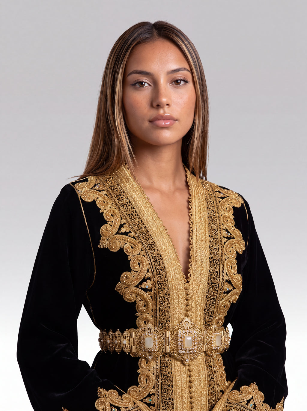 Caftan Noir Velours - Caftan marocain traditionnel de fête en velours de soie noir profond • broderie d'or en relief, vue rapprochée sur les broderies artisanales et finitions à la main confectionné à Fès - Caftan Paris