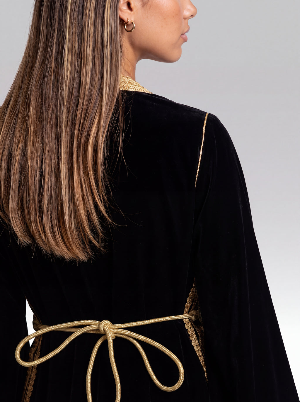 Caftan Noir Velours - Caftan marocain traditionnel de fête en velours de soie noir profond • broderie d'or en relief, vue de dos montrant la coupe et le tombé fluide du tissu confectionné à Fès - Caftan Paris