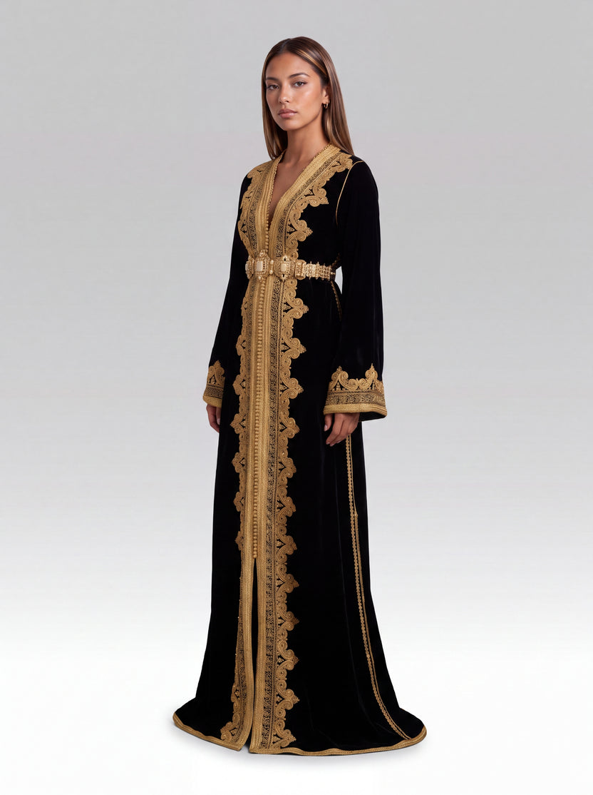 Caftan noir à arabesques dorées en relief, silhouette complète.