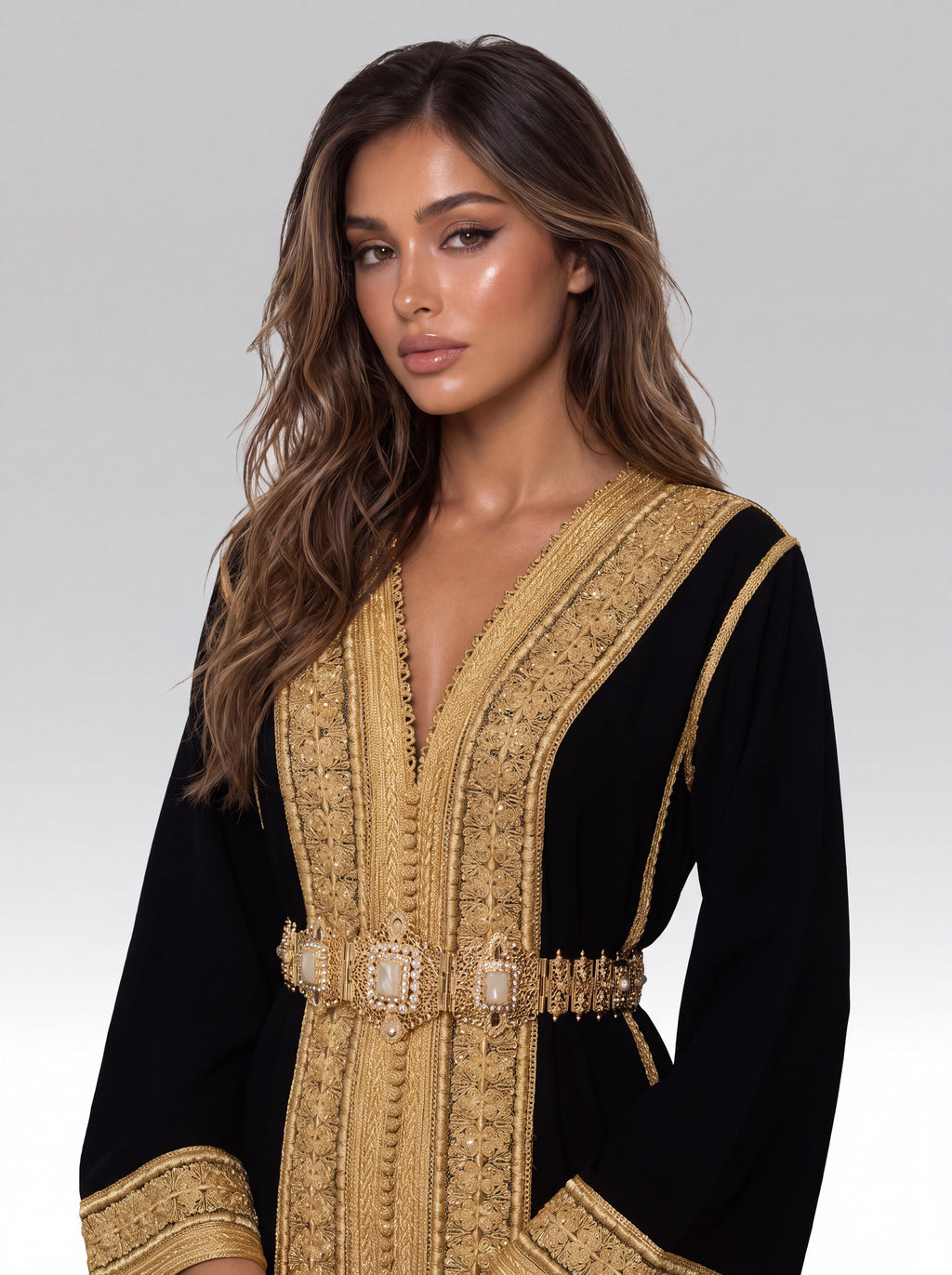 Caftan Noir Ébène - Caftan marocain traditionnel de fête en velours doux soyeux • galon doré épuré, vue rapprochée sur les broderies artisanales et finitions à la main confectionné à Fès - Caftan Paris