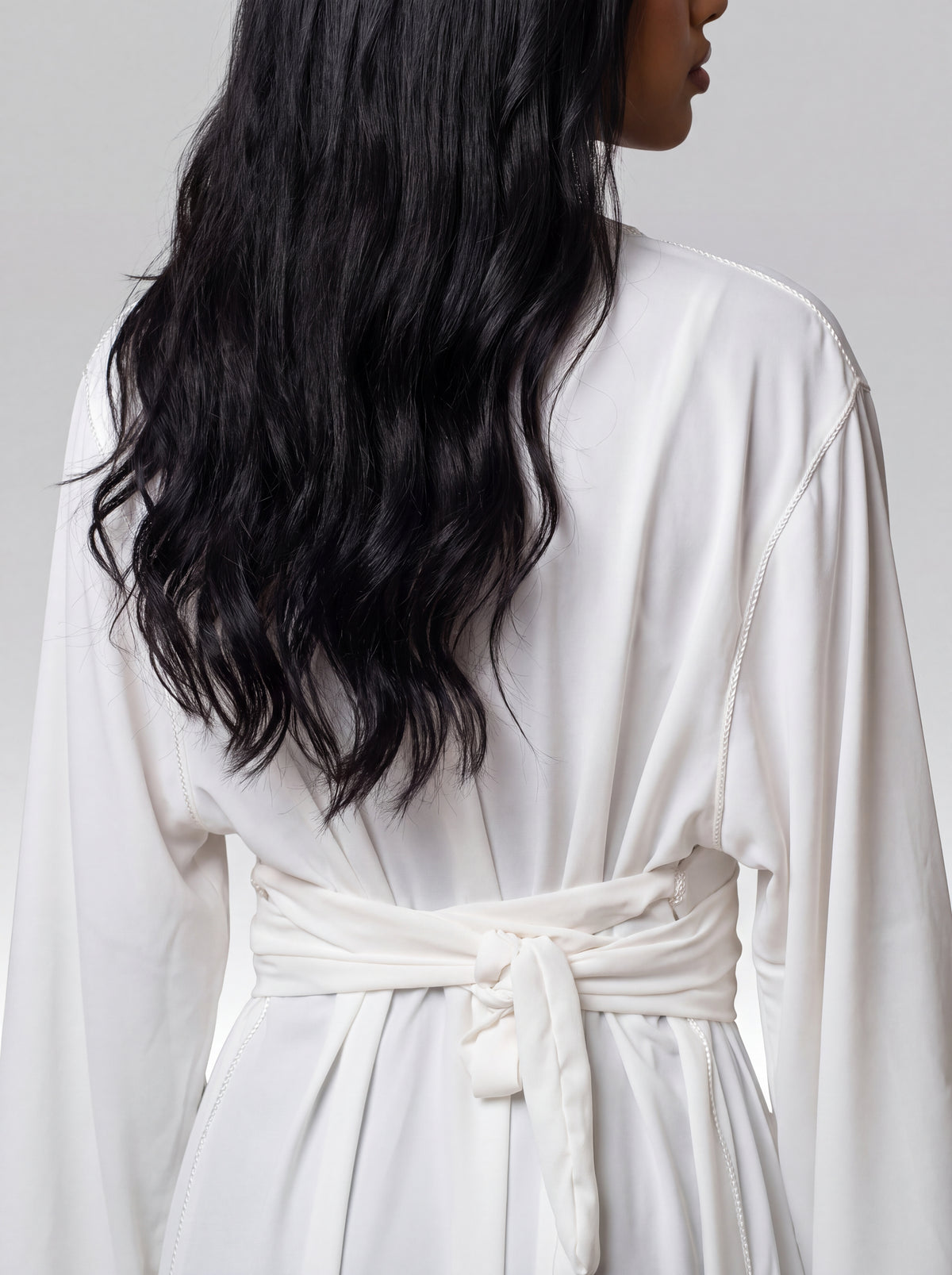 Caftan blanc cassé, vue de dos.