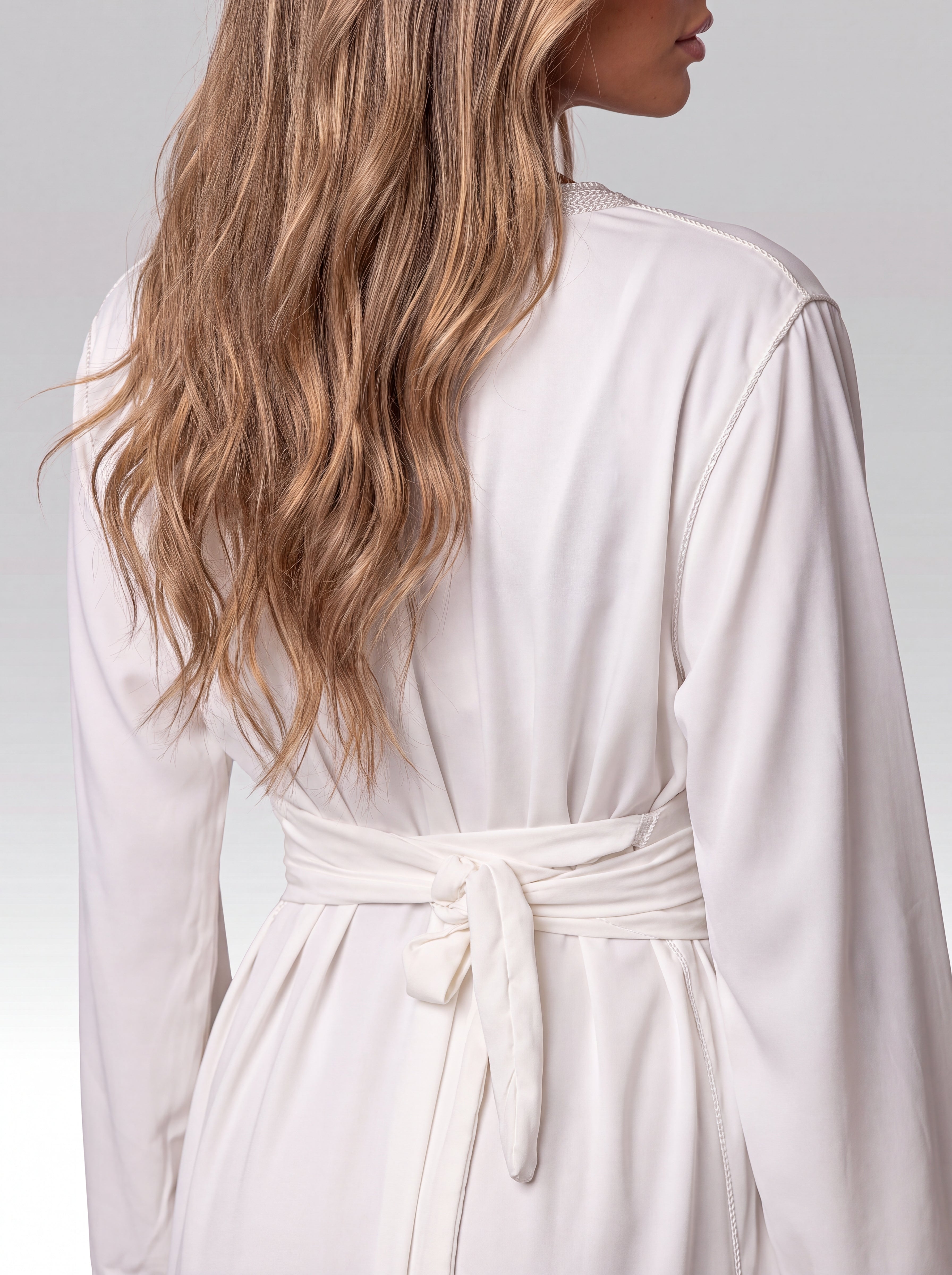 Caftan Blanc Perle - Caftan marocain traditionnel de fête en crêpe fluide blanc • galon perlé délicat, vue de dos montrant la coupe et le tombé fluide du tissu confectionné à Fès - Caftan Paris