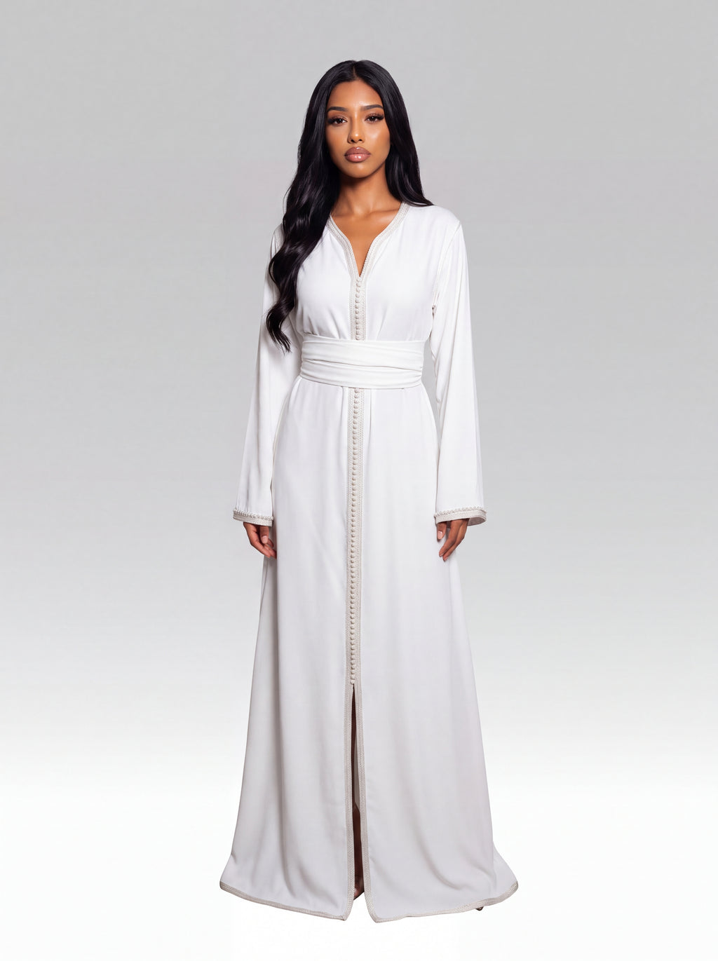 Caftan blanc cassé à galon perlé ivoire, silhouette complète.