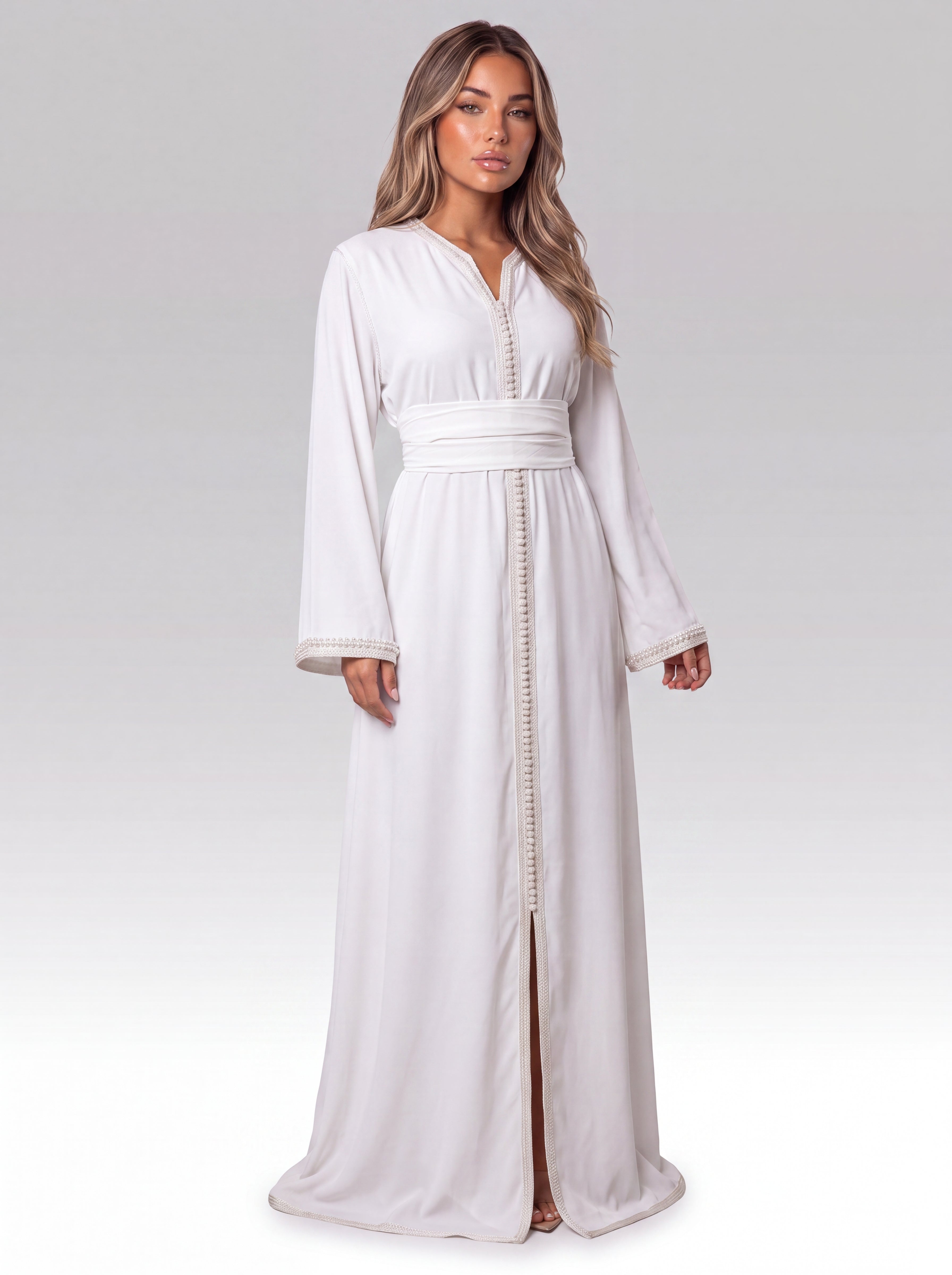 Caftan Blanc Perle - Caftan marocain traditionnel de fête en crêpe fluide blanc • galon perlé délicat, silhouette complète portée de face avec ceinture assortie confectionné à Fès - Caftan Paris