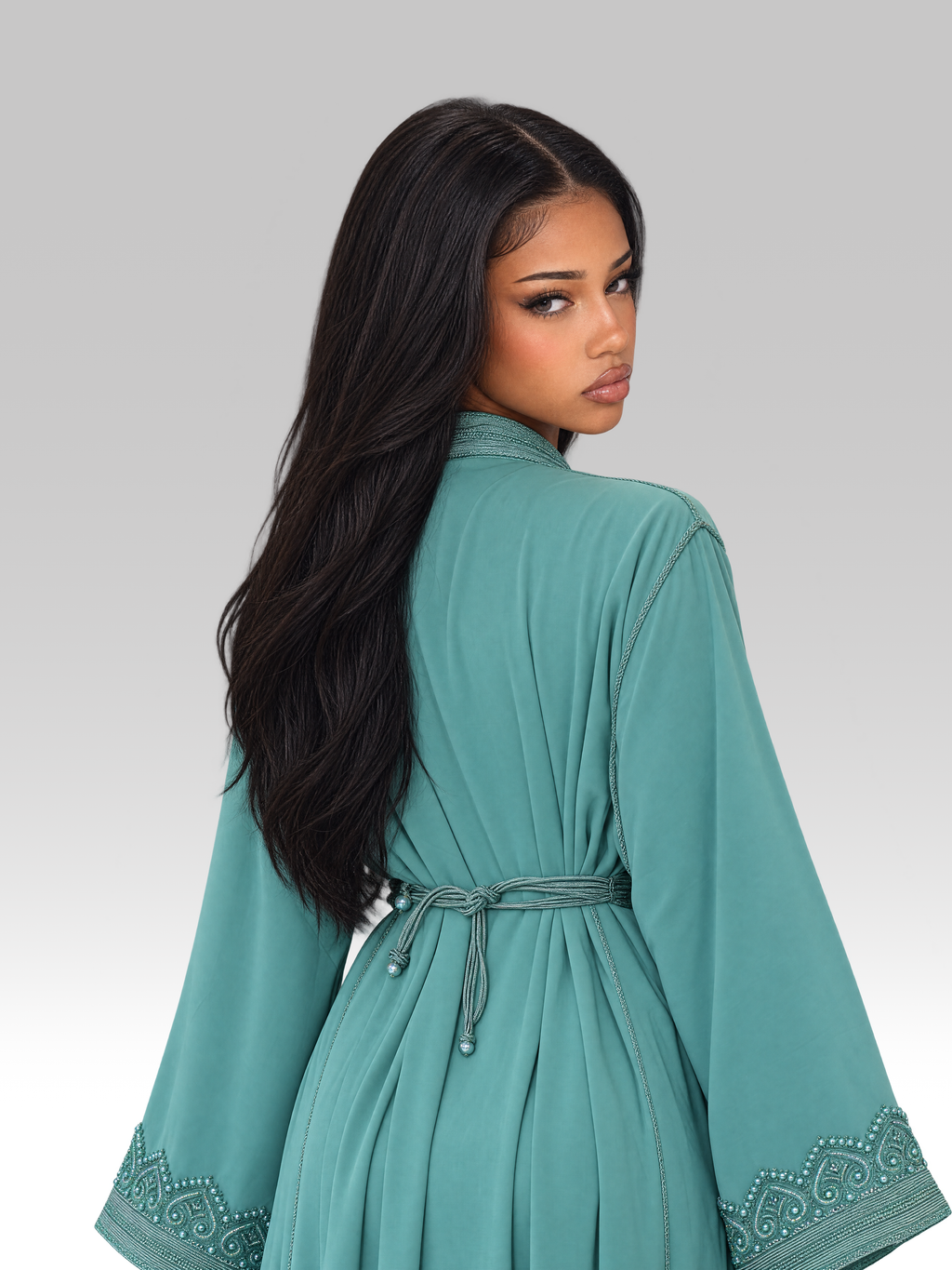 Caftan turquoise long à col mao, galons festonnés brodés et manches évasées, vu de dos