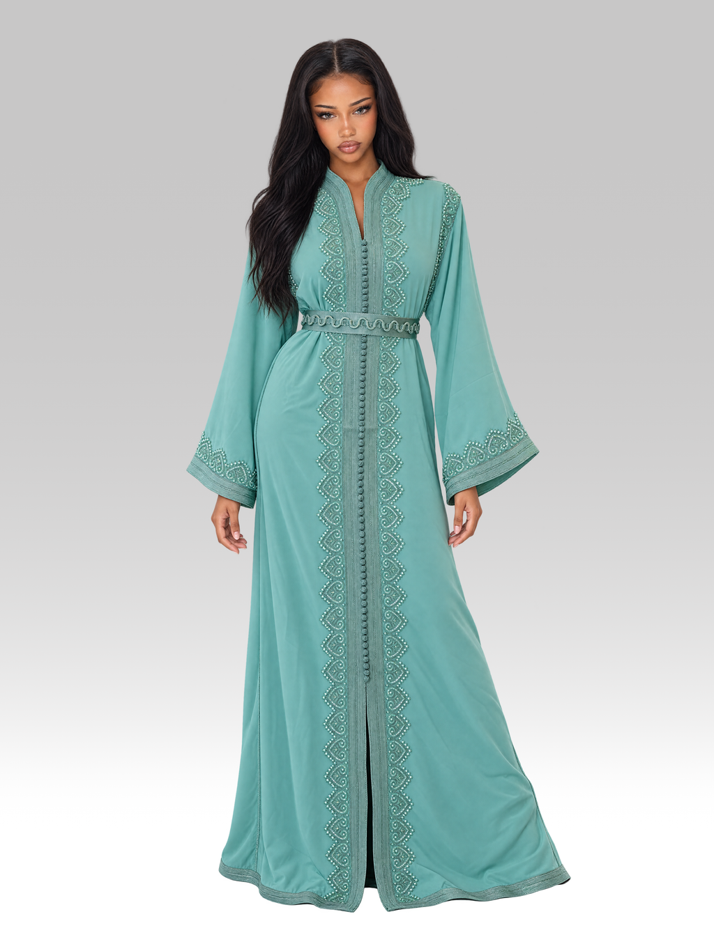 Caftan turquoise long à col mao, galons festonnés brodés et manches évasées, porté de face