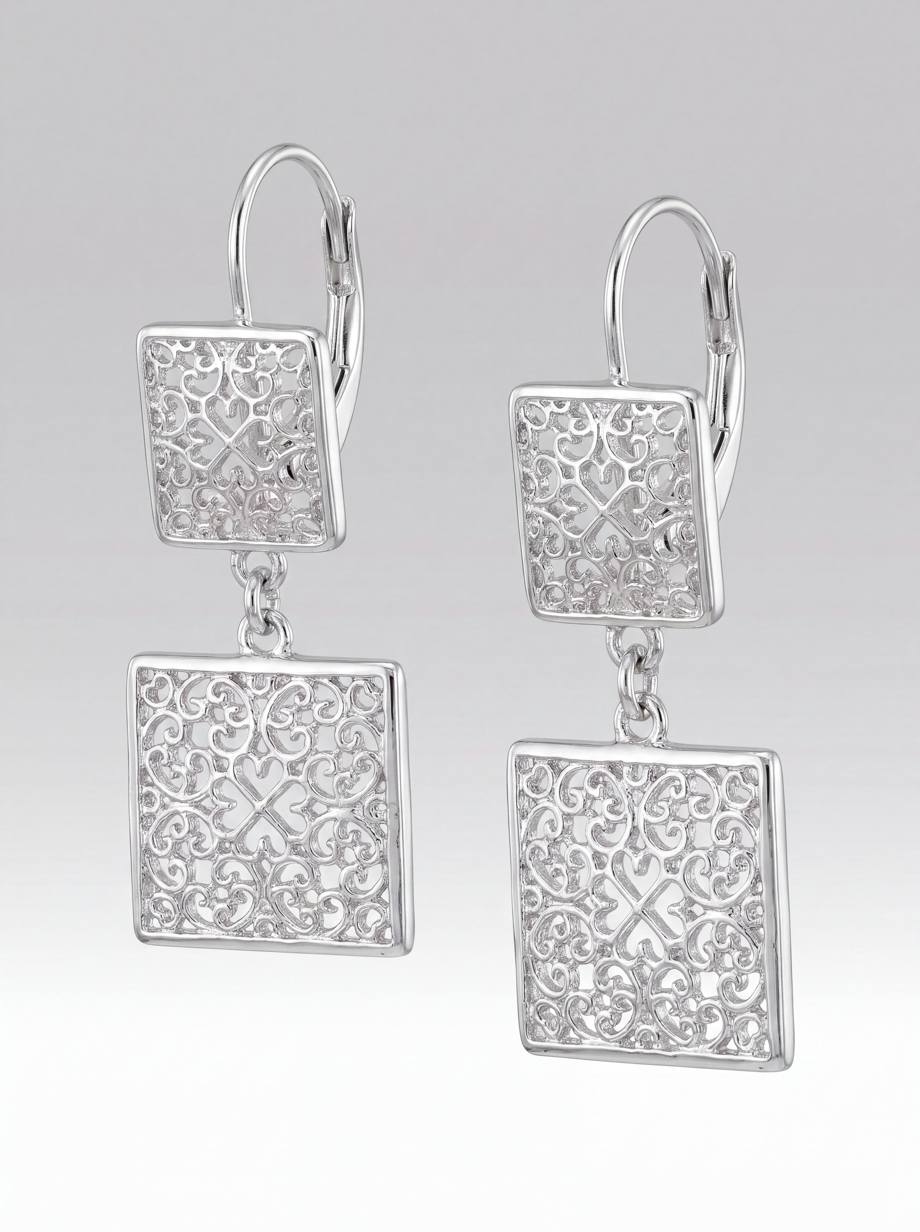 Boucles d'oreilles Argent Prisme - Bijou oriental marocain artisanal en métal ciselé et pierres facettées, vue rapprochée sur les broderies artisanales et finitions à la main - Caftan Paris