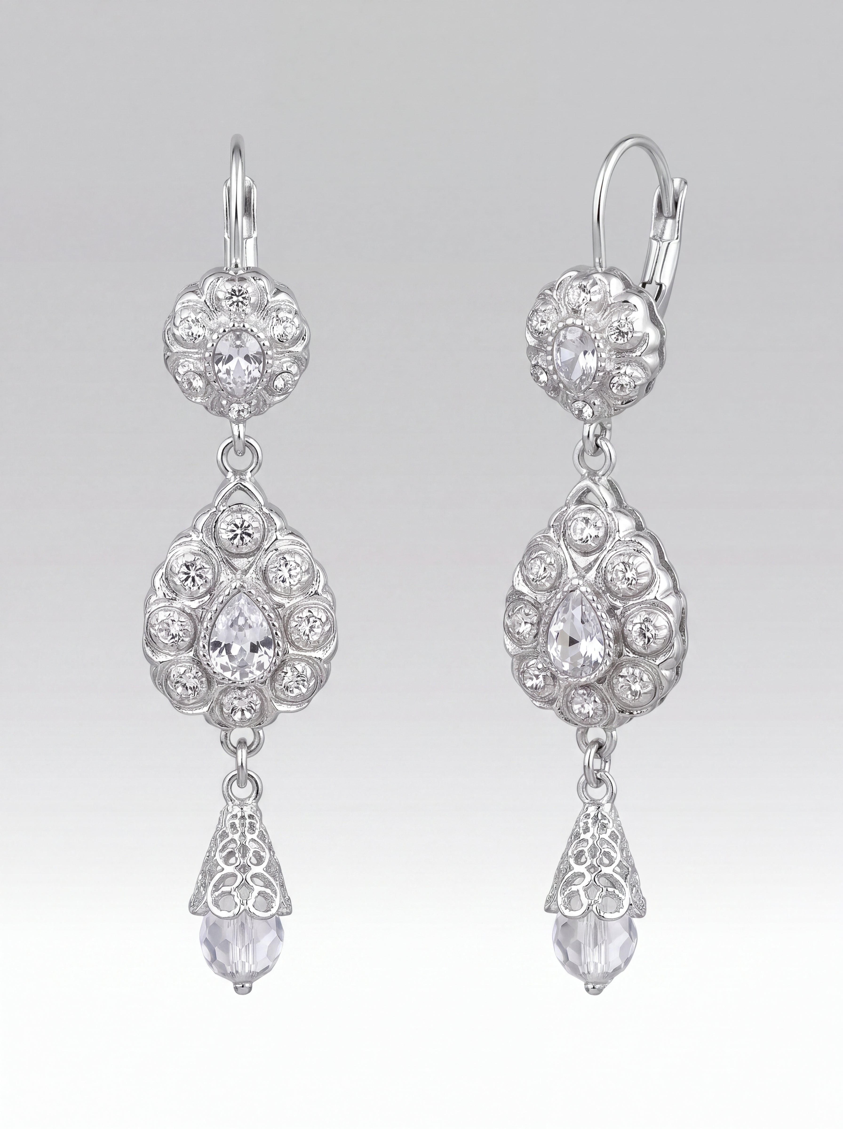 Boucles d'oreilles Argent Étincelle - Bijou oriental marocain artisanal en métal ciselé et pierres facettées, vue rapprochée sur les broderies artisanales et finitions à la main - Caftan Paris