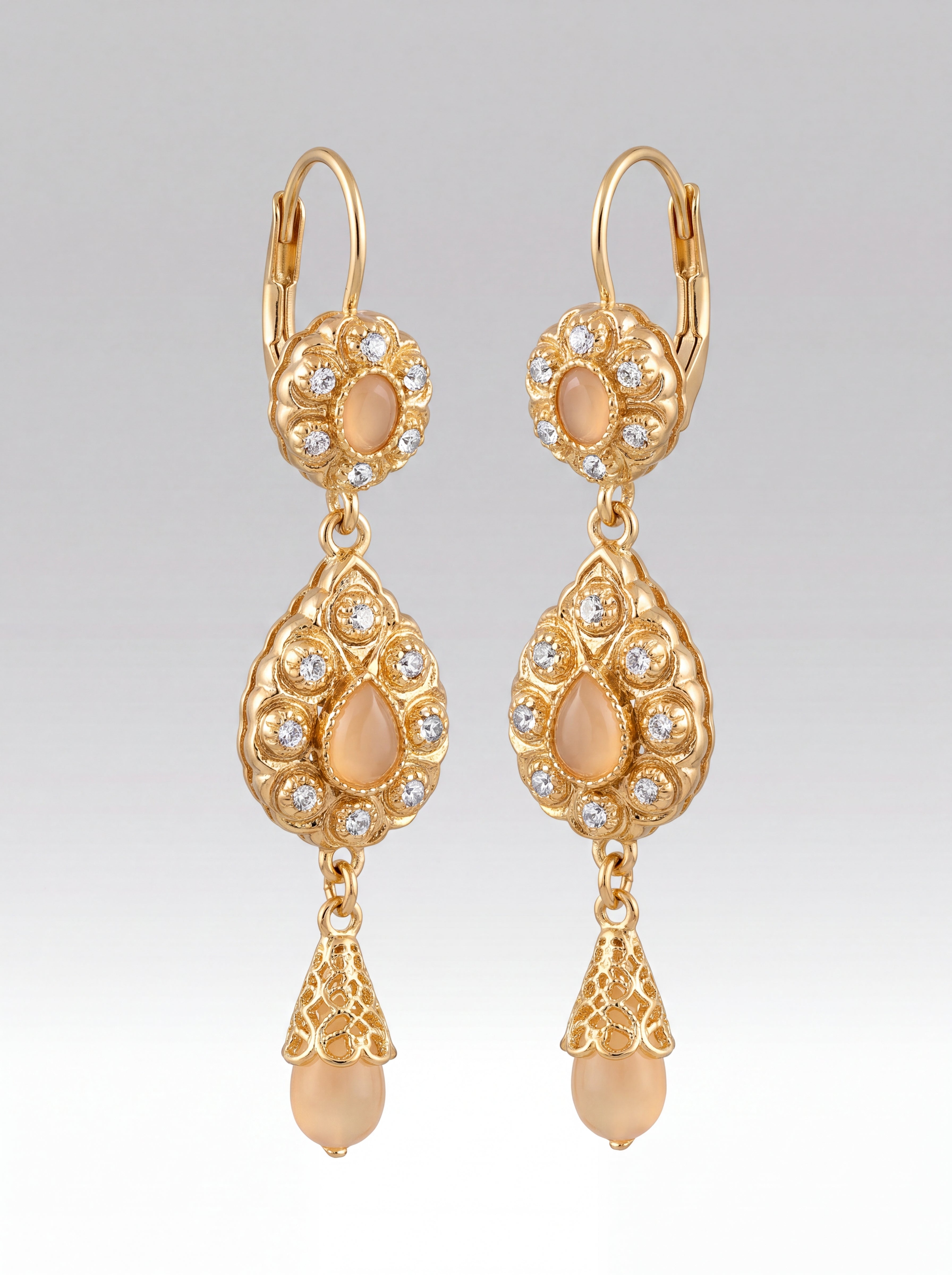 Boucles d'oreilles Nude Clarté - Bijou oriental marocain artisanal en métal ciselé et pierres facettées, vue rapprochée sur les broderies artisanales et finitions à la main - Caftan Paris