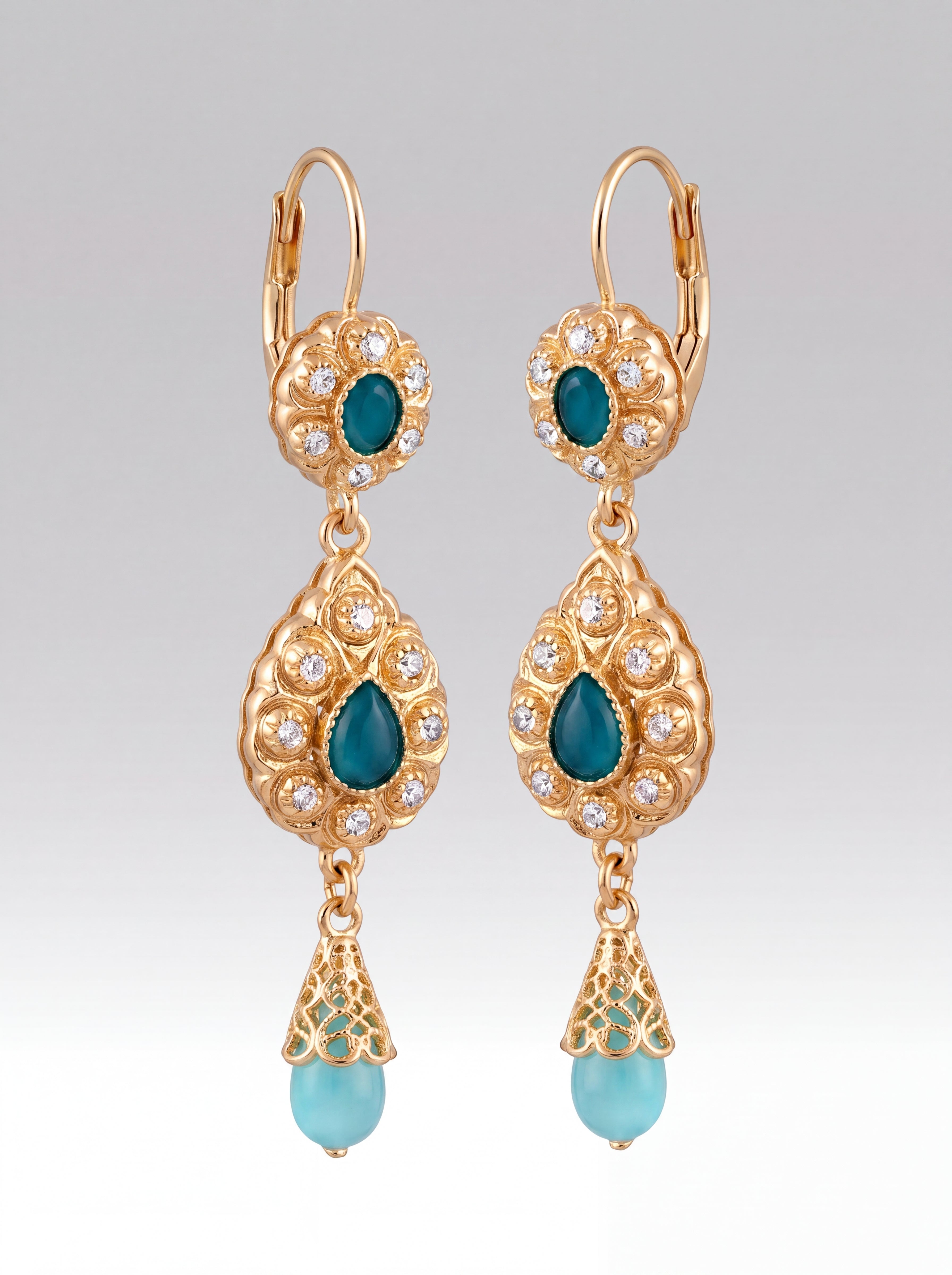 Boucles d'oreilles Turquoise Azur - Bijou oriental marocain artisanal en métal ciselé et pierres facettées, vue rapprochée sur les broderies artisanales et finitions à la main - Caftan Paris