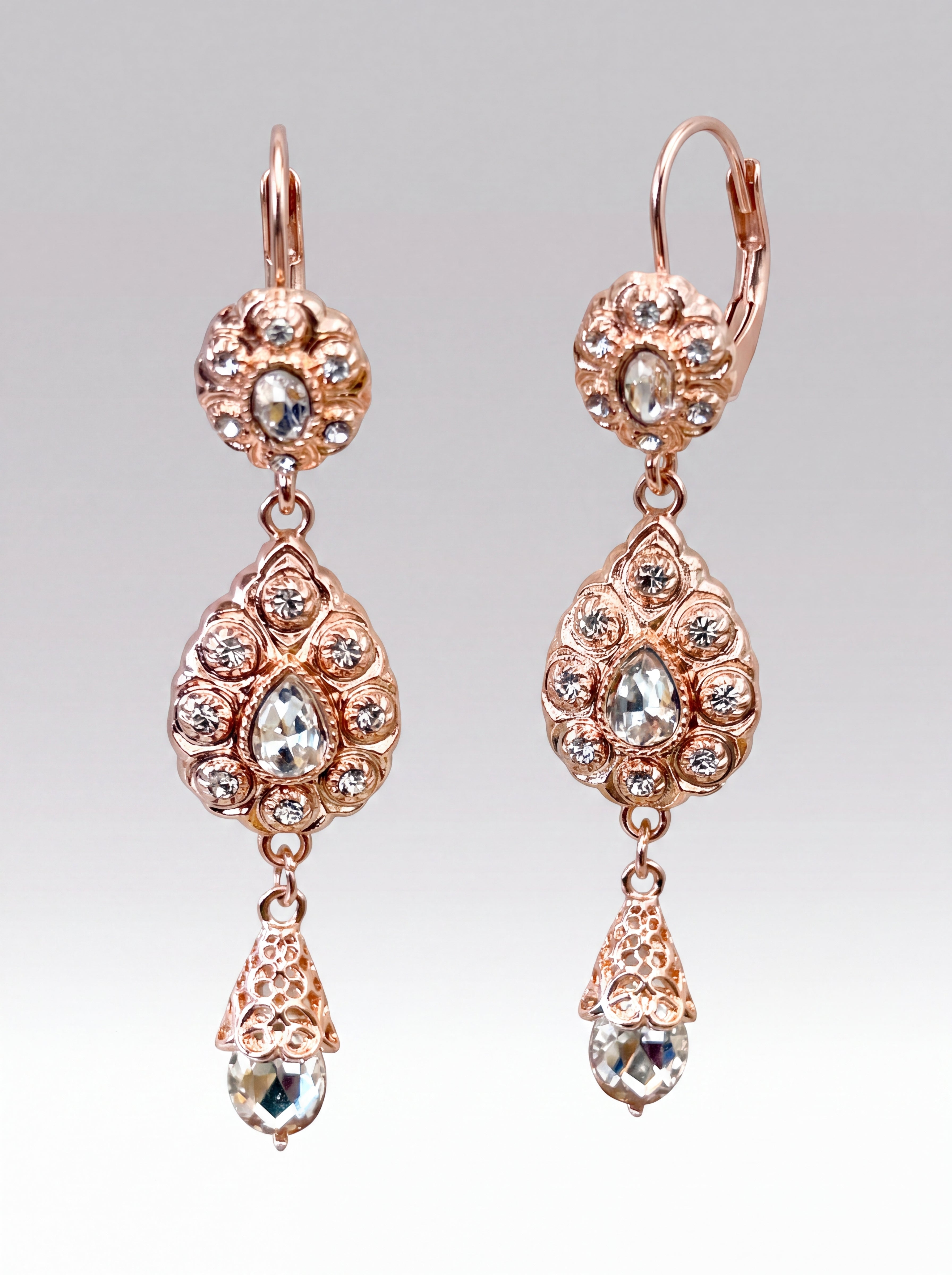 Boucles d'oreilles Or Rose Lueur - Bijou oriental marocain artisanal en métal ciselé et pierres facettées, vue rapprochée sur les broderies artisanales et finitions à la main - Caftan Paris