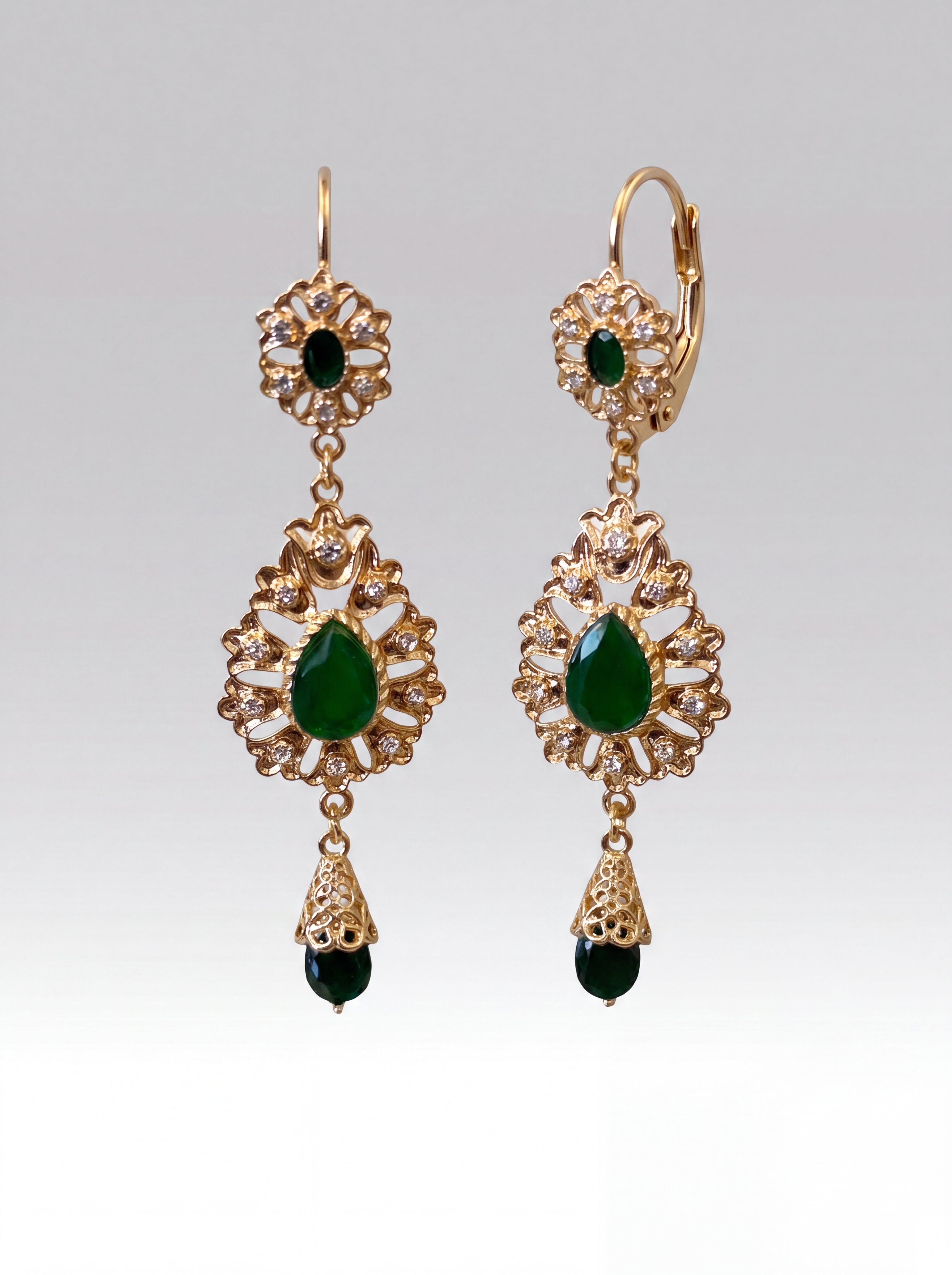 Boucles d'oreilles Émeraude Vespérale - Bijou oriental marocain artisanal en métal ciselé et pierres facettées, vue rapprochée sur les broderies artisanales et finitions à la main - Caftan Paris