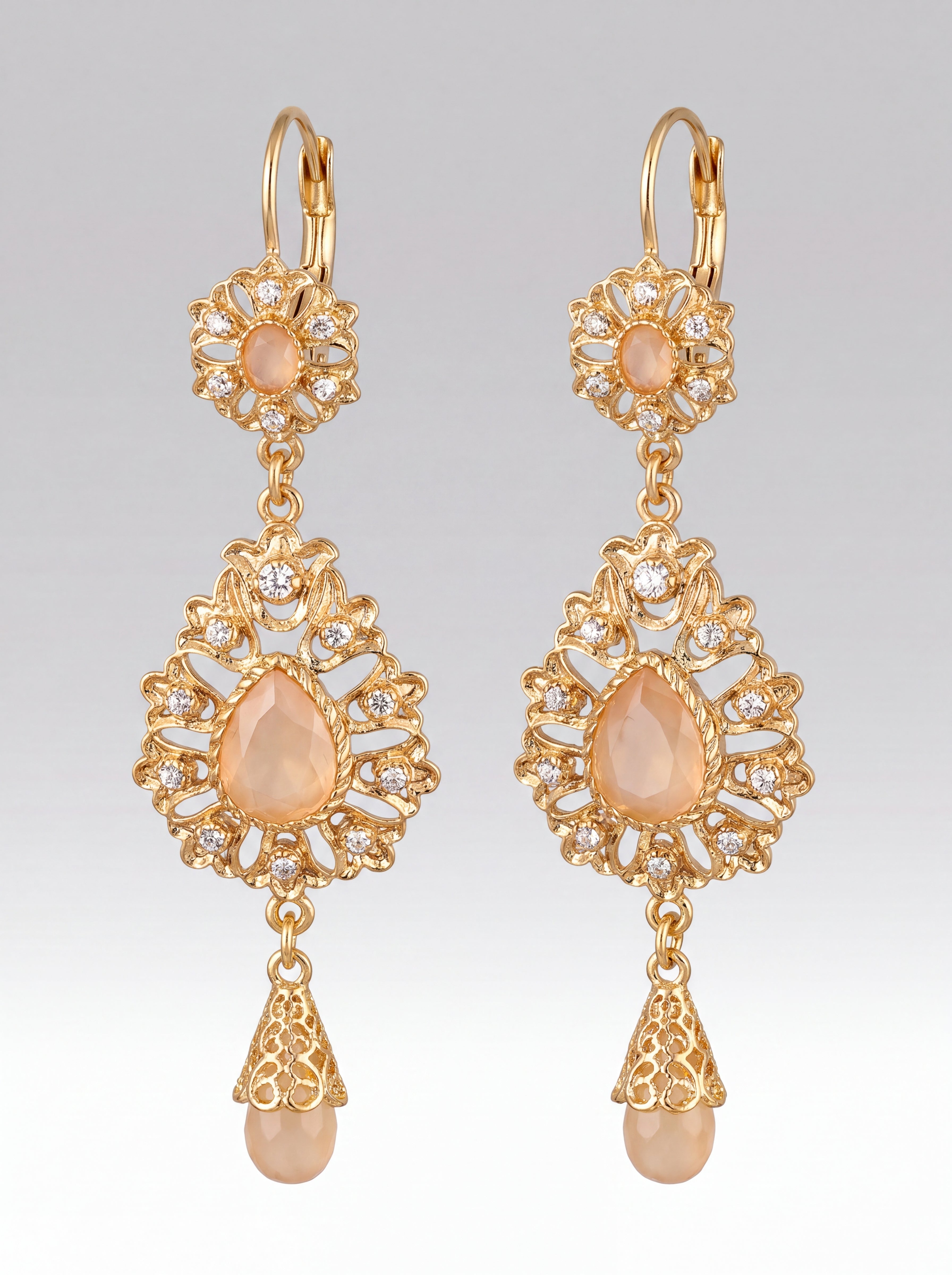 Boucles d'oreilles Nude Chandelle - Bijou oriental marocain artisanal en métal ciselé et pierres facettées, vue rapprochée sur les broderies artisanales et finitions à la main - Caftan Paris