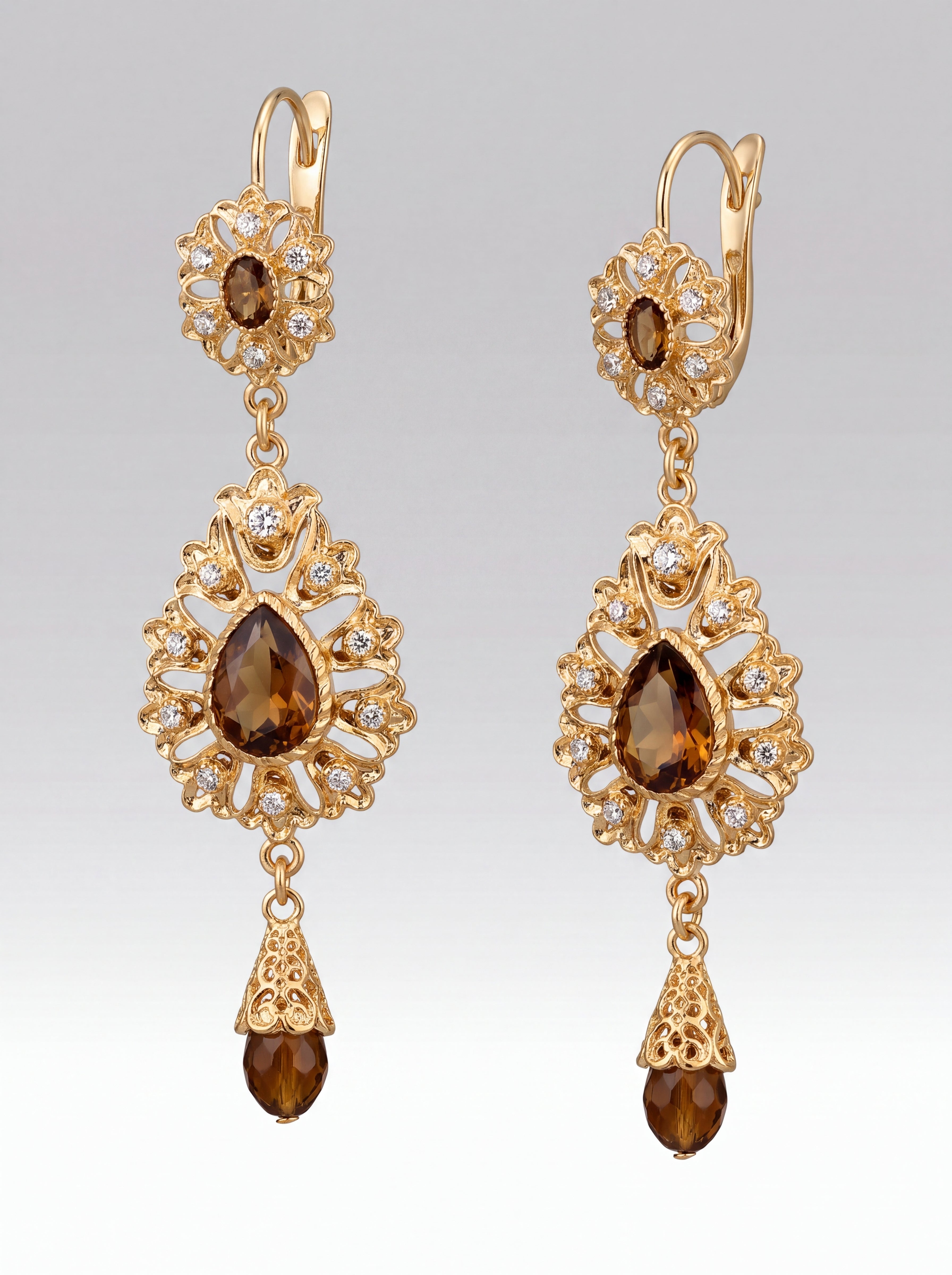 Boucles d'oreilles Marron Sépia - Bijou oriental marocain artisanal en métal ciselé et pierres facettées, vue rapprochée sur les broderies artisanales et finitions à la main - Caftan Paris