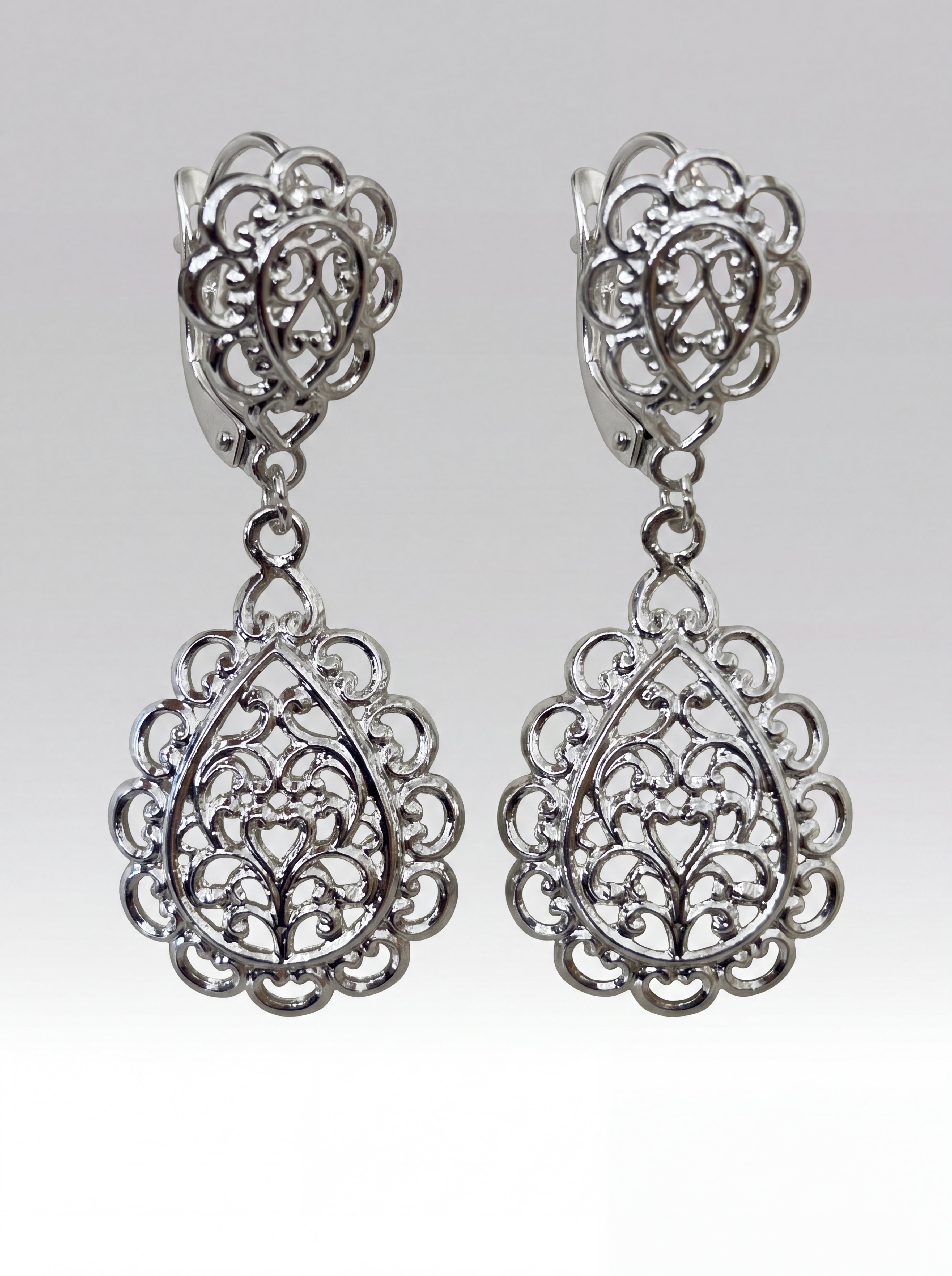 Boucles d'oreilles Argent Vif - Bijou oriental marocain artisanal en métal ciselé et pierres facettées, vue rapprochée sur les broderies artisanales et finitions à la main - Caftan Paris