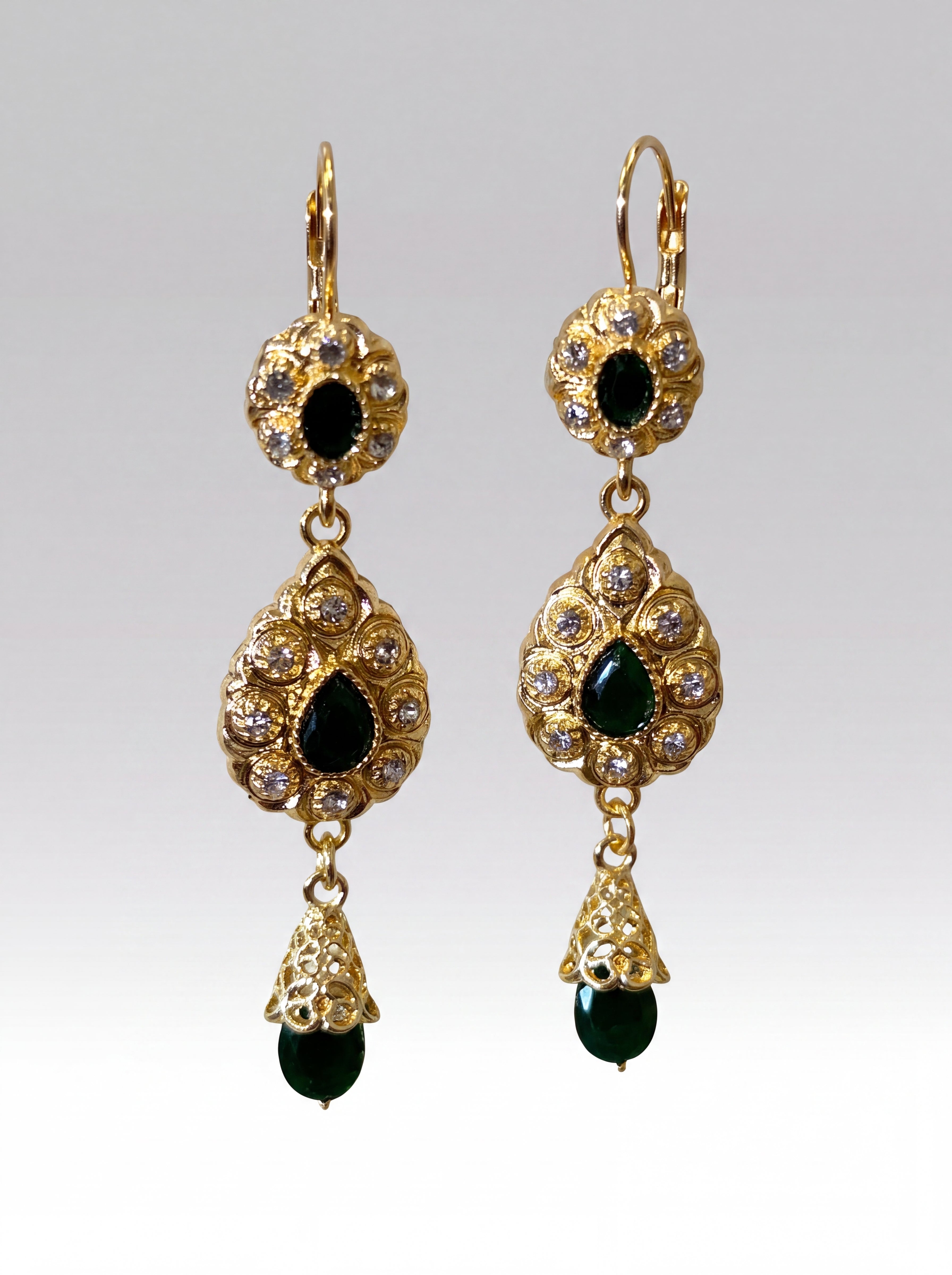 Boucles d'oreilles Émeraude Rivière - Bijou oriental marocain artisanal en métal ciselé et pierres facettées, vue rapprochée sur les broderies artisanales et finitions à la main - Caftan Paris