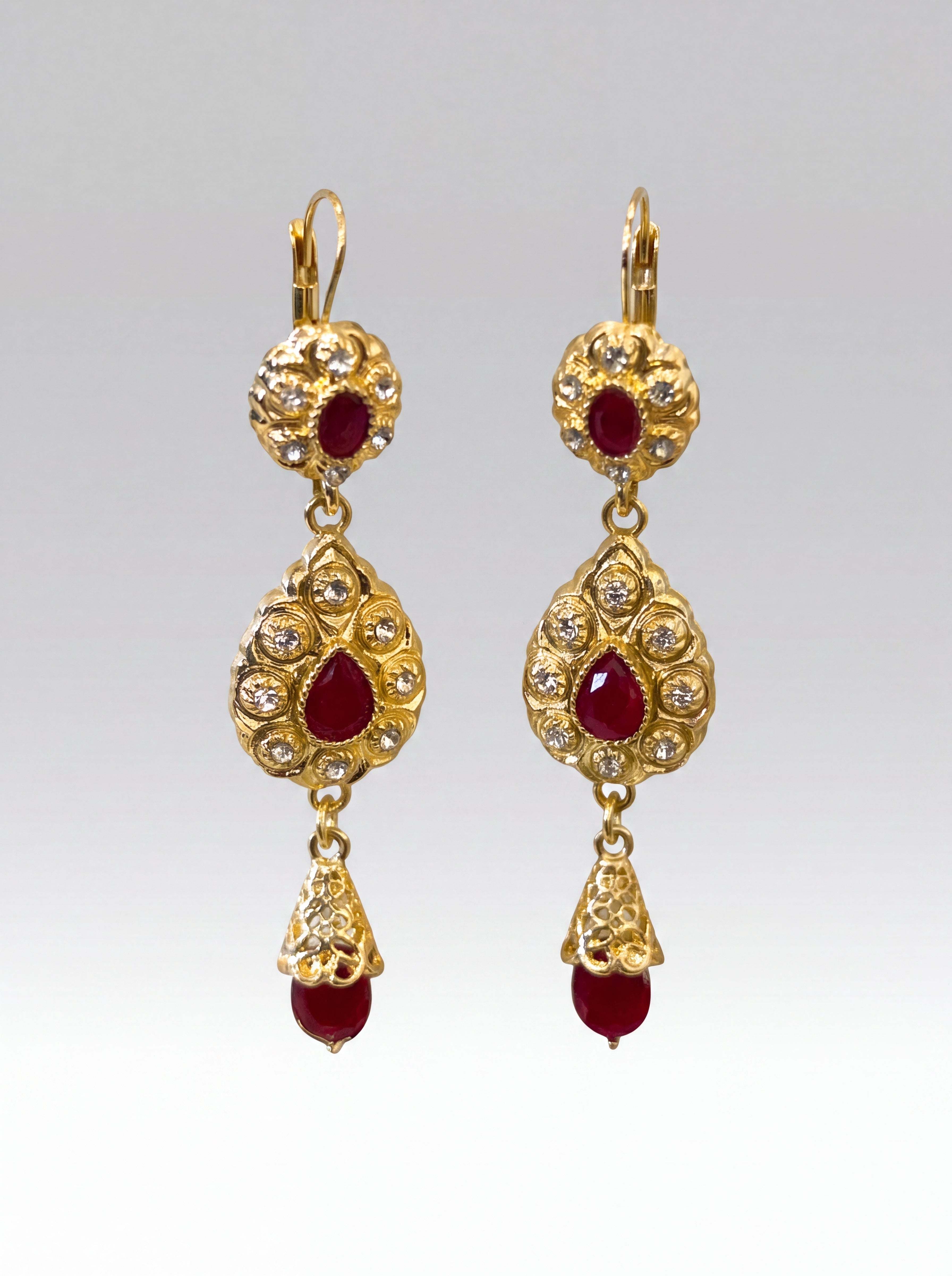 Boucles d'oreilles Bordeaux Braise - Bijou oriental marocain artisanal en métal ciselé et pierres facettées, vue rapprochée sur les broderies artisanales et finitions à la main - Caftan Paris
