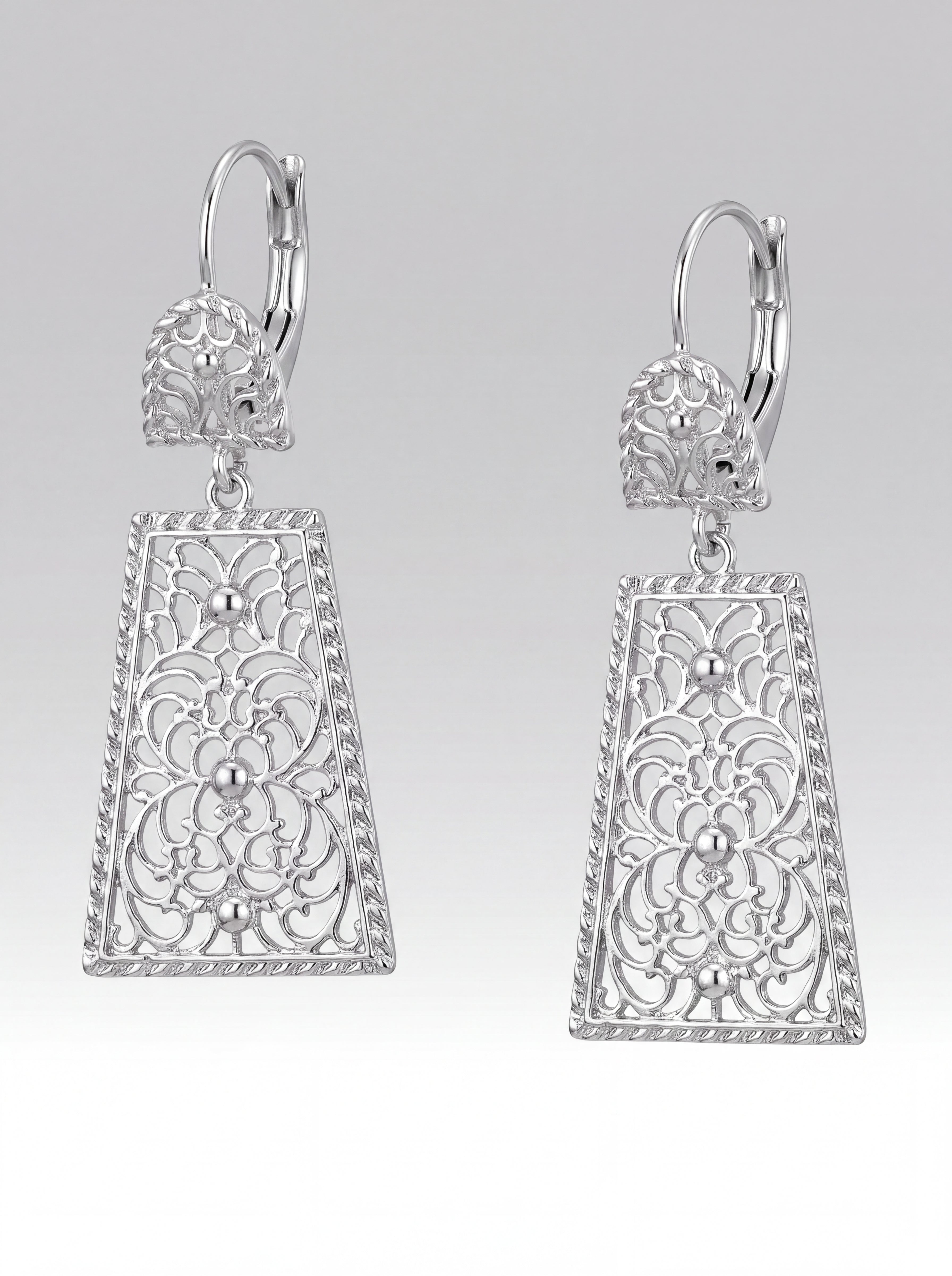 Boucles d'oreilles Argent Frimas - Bijou oriental marocain artisanal en métal ciselé et pierres facettées, vue rapprochée sur les broderies artisanales et finitions à la main - Caftan Paris