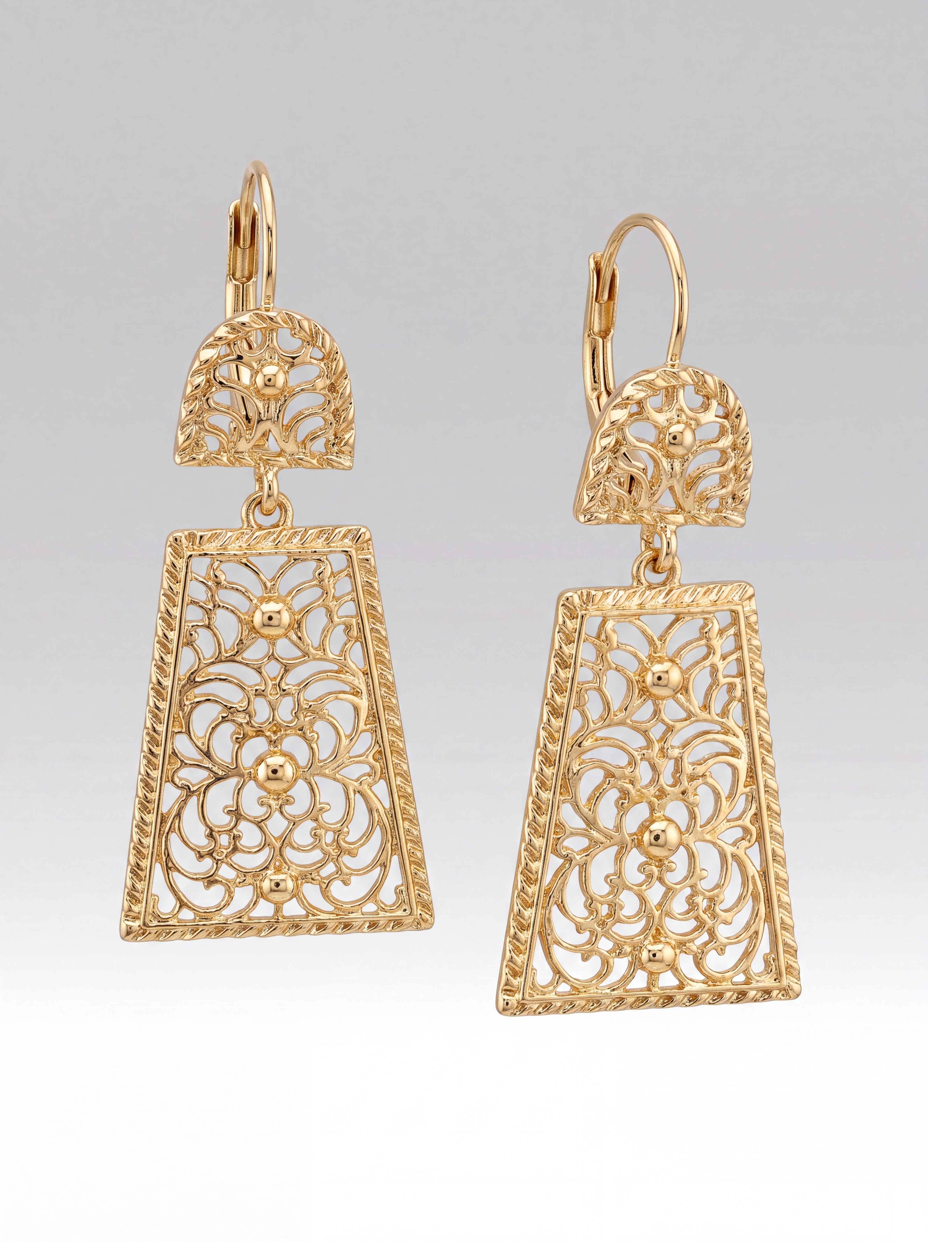 Boucles d'oreilles Dorées Rayon - Bijou oriental marocain artisanal en métal ciselé et pierres facettées, vue rapprochée sur les broderies artisanales et finitions à la main - Caftan Paris