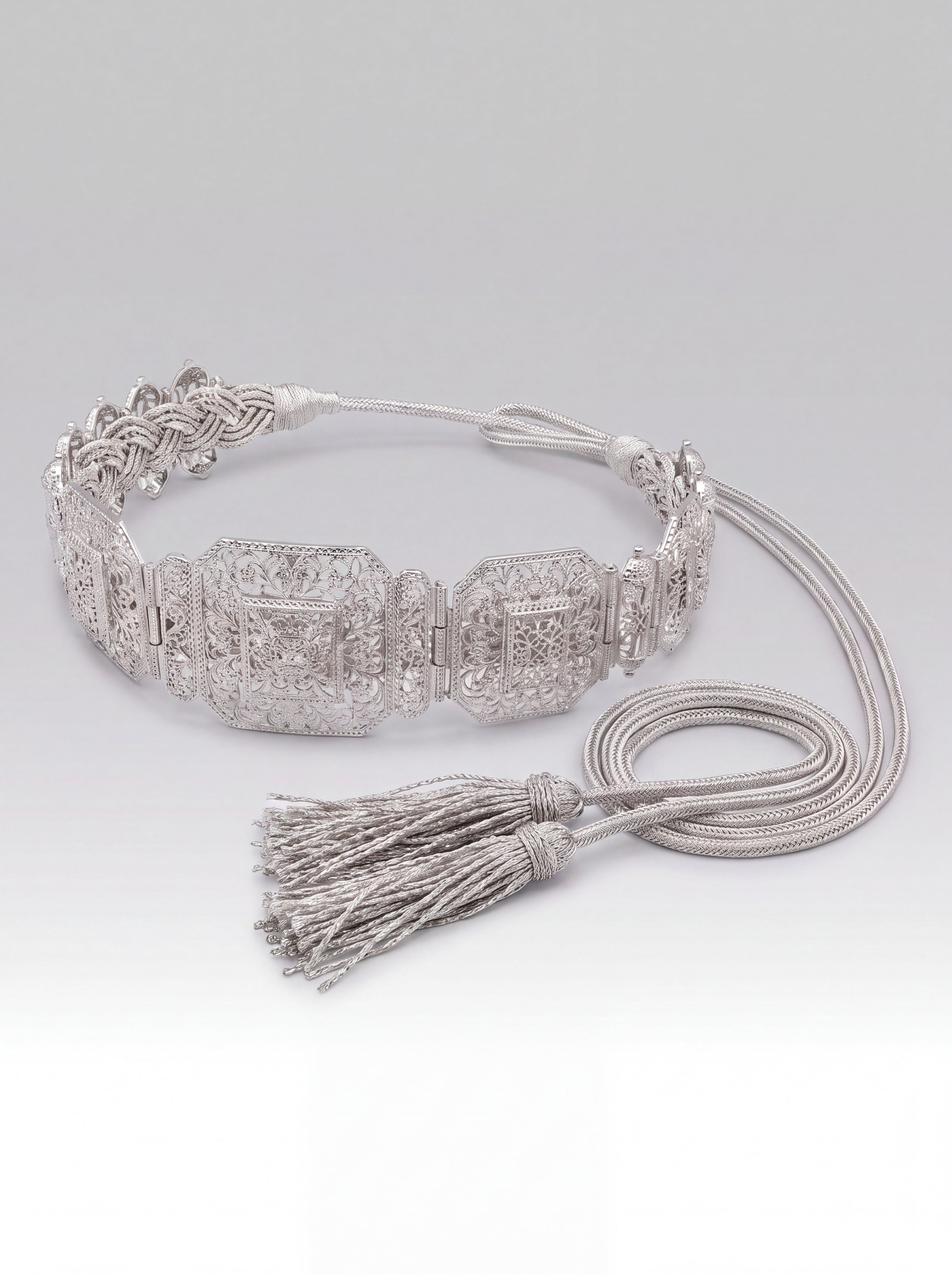 Ceinture mdamma Argent Lune - Ceinture mdamma marocaine traditionnelle en métal ajouré avec arabesques, vue rapprochée sur les broderies artisanales et finitions à la main - Caftan Paris