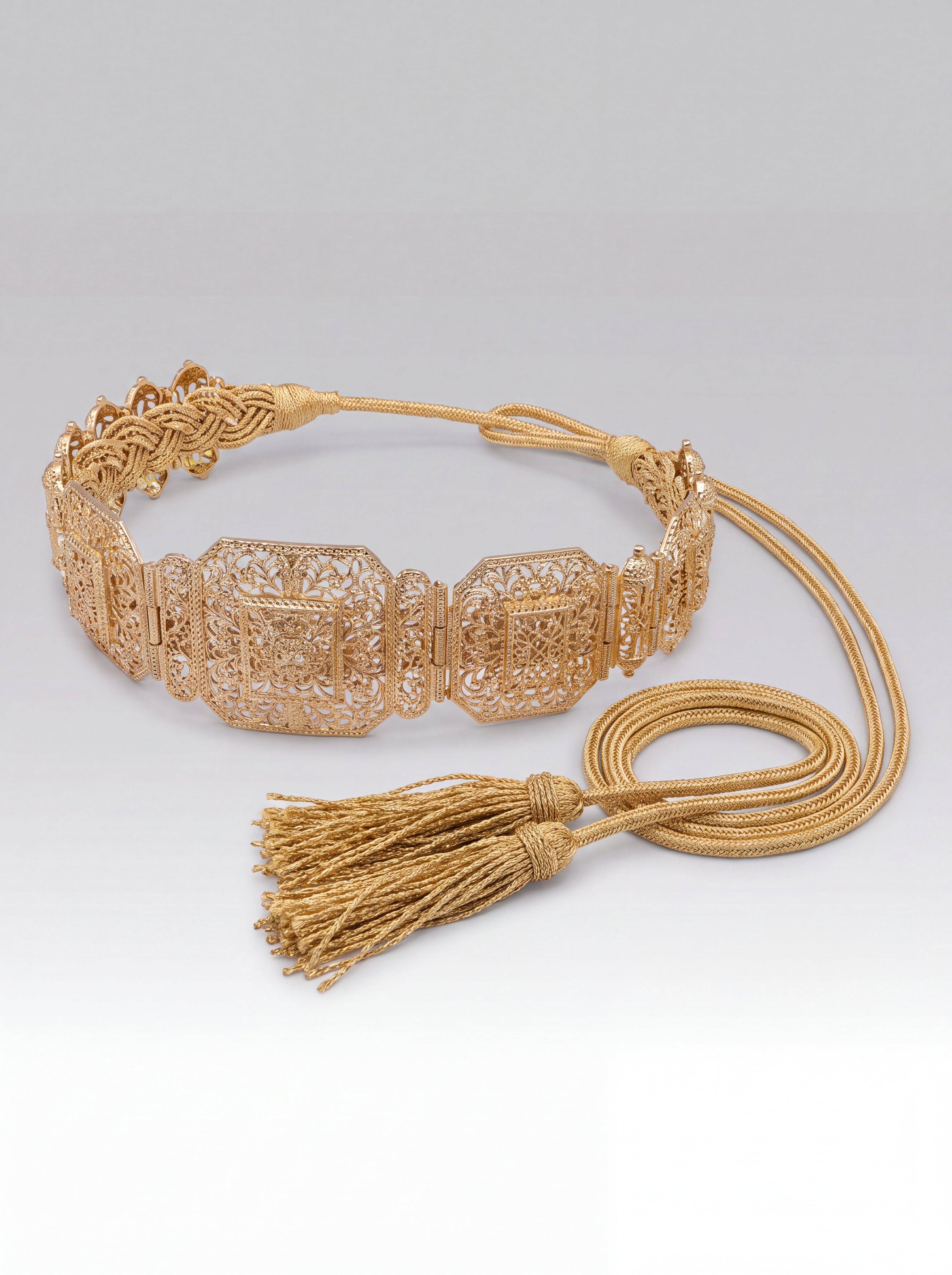 Ceinture mdamma Dorée Soleil - Ceinture mdamma marocaine traditionnelle en métal ajouré avec arabesques, vue rapprochée sur les broderies artisanales et finitions à la main - Caftan Paris
